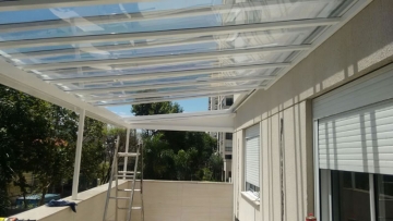 Foto Cobertura em Policarbonato Compacto Retrátil Transparente Varanda de Prédio