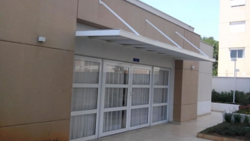 Cobertura em Policarbonato Compacto Suspensa Reta Transparente