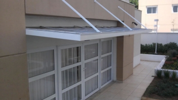 Foto Cobertura em Policarbonato Compacto Suspensa Reta Transparente