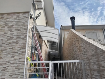 Cobertura em Toldo de Policarbonato Compacto Semi Curva Leitosa Entrada