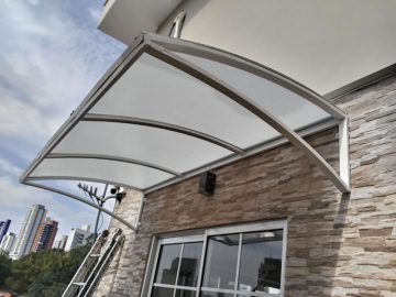 Foto Cobertura em Toldo de Policarbonato Compacto Semi Curva Leitosa Entrada