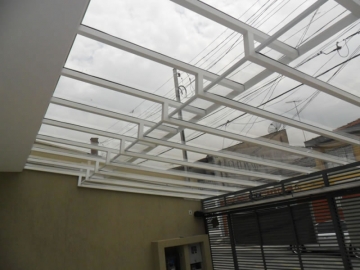 Foto Cobertura em Policarbonato Compacto Transparente Ventilada Garagem Residencial