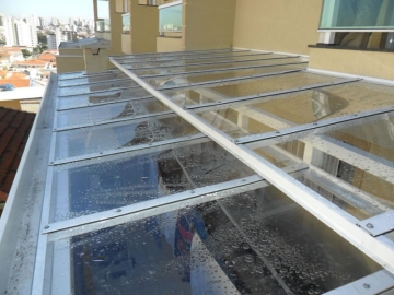 Foto Cobertura em Policarbonato Compacto Transparente Ventilada Quintal