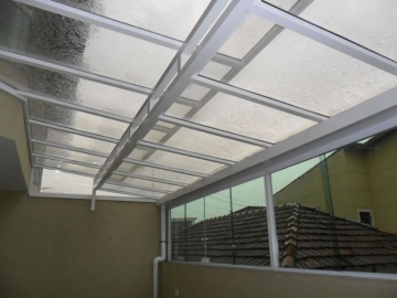 Cobertura em Policarbonato Compacto Transparente Ventilada Quintal