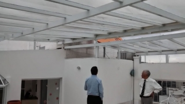 Cobertura em Policarbonato Compacto Ventilada Varada Edifício