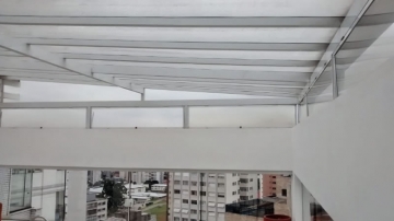 Foto Cobertura em Policarbonato Compacto Ventilada Varada Edifício