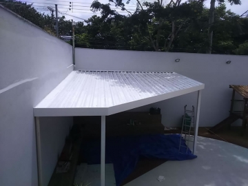 Coberturas em Telhas Termo-Acústicas de Quina Branca