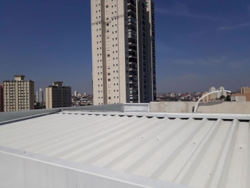 Coberturas em Telhas Termo-Acústicas Varanda Branca Cobertura de Prédio