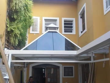 Foto Cobertura em Vidro Laminado Quatro Águas Espaço Gourmet Residência