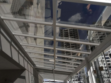 Foto Cobertura e Fechamento de Sacada em Vidro Laminado