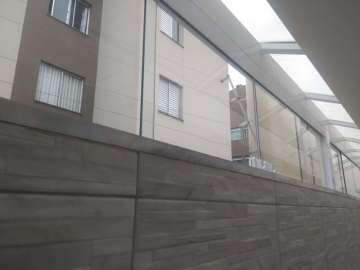 Cobertura e Fechamento de Sacada em Vidro Laminado