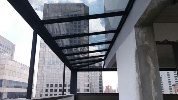 Foto Cobertura em Vidro Laminado Reta Varanda de Prédio