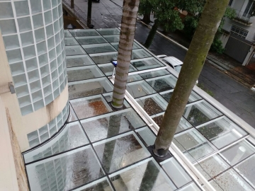 Cobertura em Vidro Laminado Retrátil Entrada de Condomínio