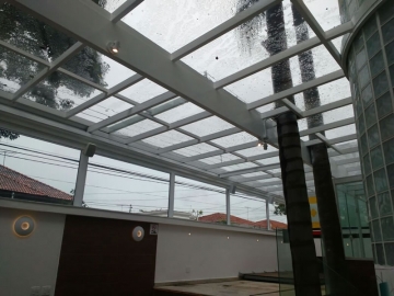 Cobertura em Vidro Laminado Retrátil Entrada de Condomínio