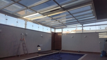 Cobertura em Vidro Laminado Retrátil para Piscina com Fechamento Lateral
