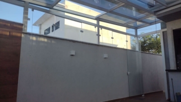 Cobertura em Vidro Laminado Retrátil para Piscina com Fechamento Lateral