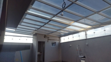 Cobertura em Vidro Laminado Retrátil para Piscina com Fechamento Lateral
