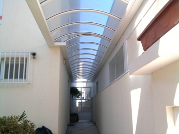 Cobertura em Policarbonato Alveolar Modelo Arqueada