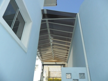 Cobertura em Policarbonato Alveolar Modelo Duas Águas