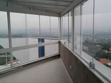 Cobertura em Policarbonato Alveolar Sob Medida com Envidraçamento