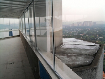 Cobertura em Policarbonato Alveolar Sob Medida com Envidraçamento