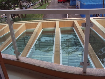 Cobertura em Policarbonato Compacto modelo Reto