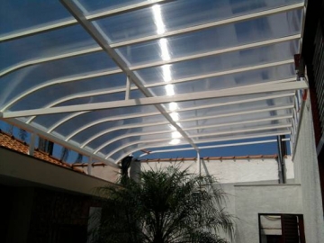 Foto Cobertura em Policarbonato Alveolar Modelo Semi-Curva