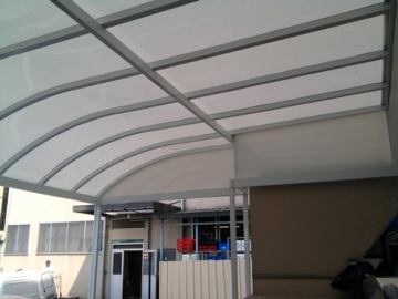Cobertura em Policarbonato Compacto Sob Medida