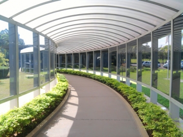 Cobertura em Policarbonato Alveolar Modelo Túnel Passarela