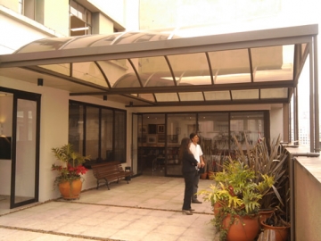 Cobertura em Policarbonato Compacto Modelo Arqueada