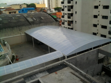 Cobertura em Policarbonato Compacto Modelo Arqueada