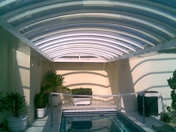 Foto Cobertura em Policarbonato Compacto Modelo Arqueada