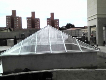 Cobertura em Policarbonato Compacto modelo Pirâmide