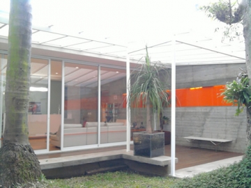 Cobertura em Policarbonato Compacto modelo Reto