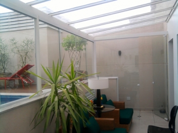 Cobertura em Policarbonato Compacto modelo Reto