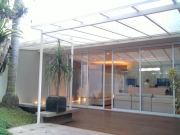 Cobertura em Policarbonato Compacto modelo Reto