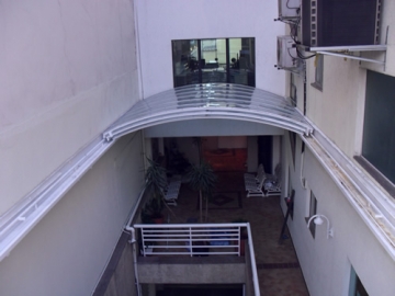 Cobertura em Policarbonato Compacto Retrátil