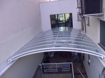 Cobertura em Policarbonato Compacto Retrátil