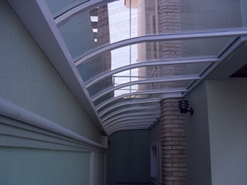 Cobertura em Policarbonato Compacto Modelo Duas Águas