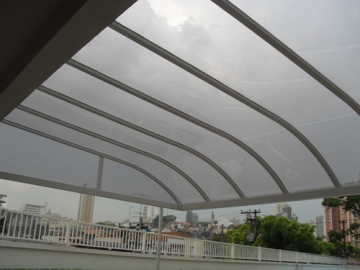 Cobertura em Policarbonato Compacto Modelo Semi-Curva